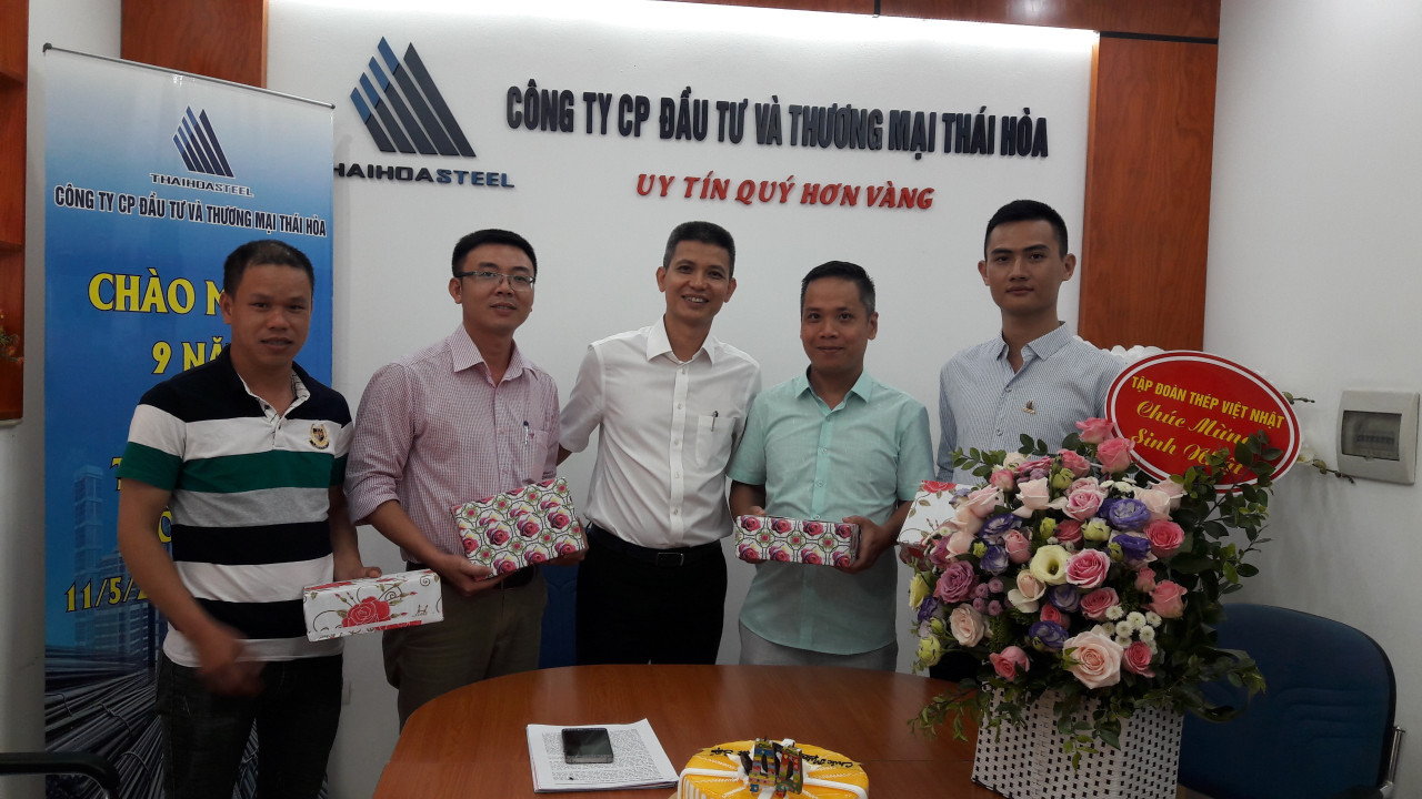 Giám đốc trao quà cho đội đạt giải nhất cuộc thi viết về Thái Hòa