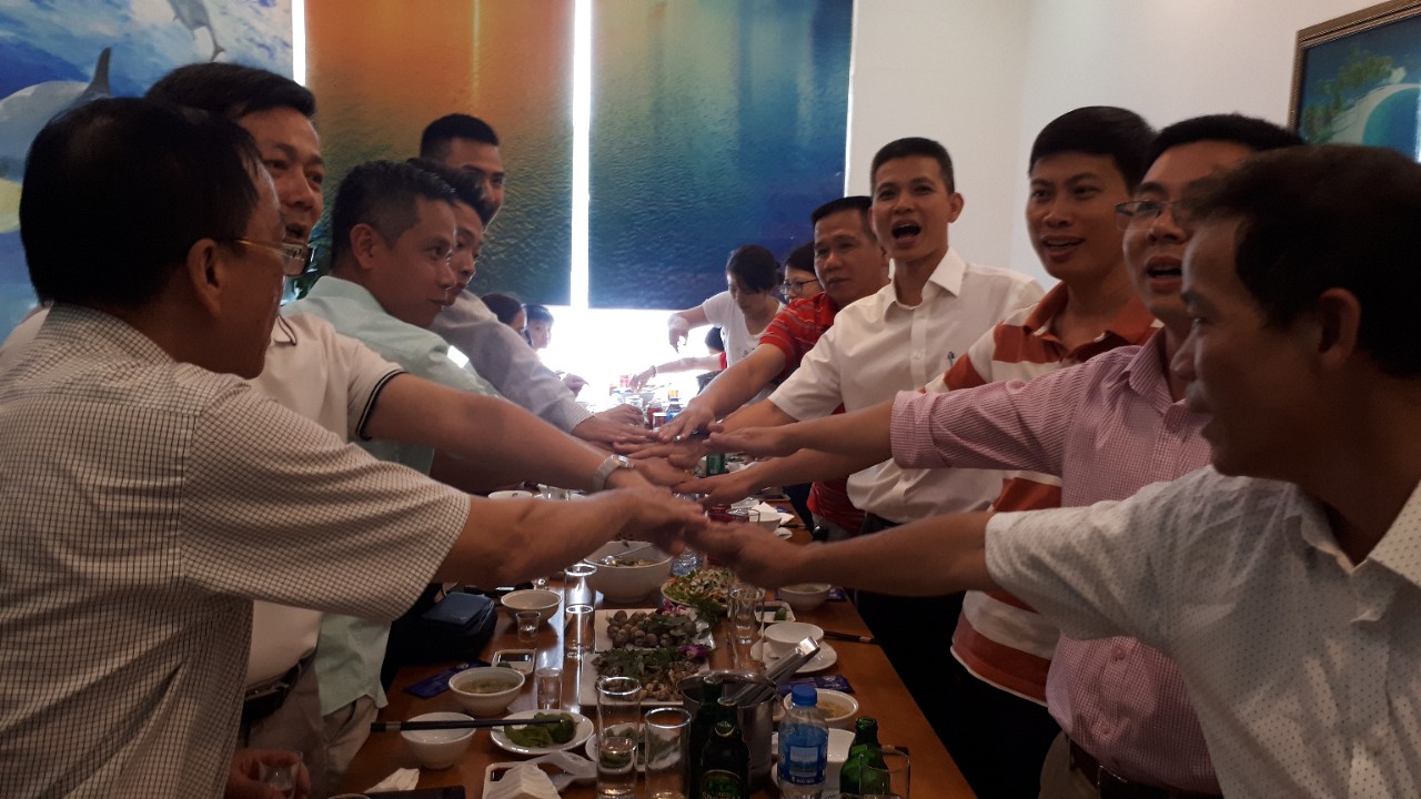 Toàn bộ công ty tham gia tiệc liên hoan