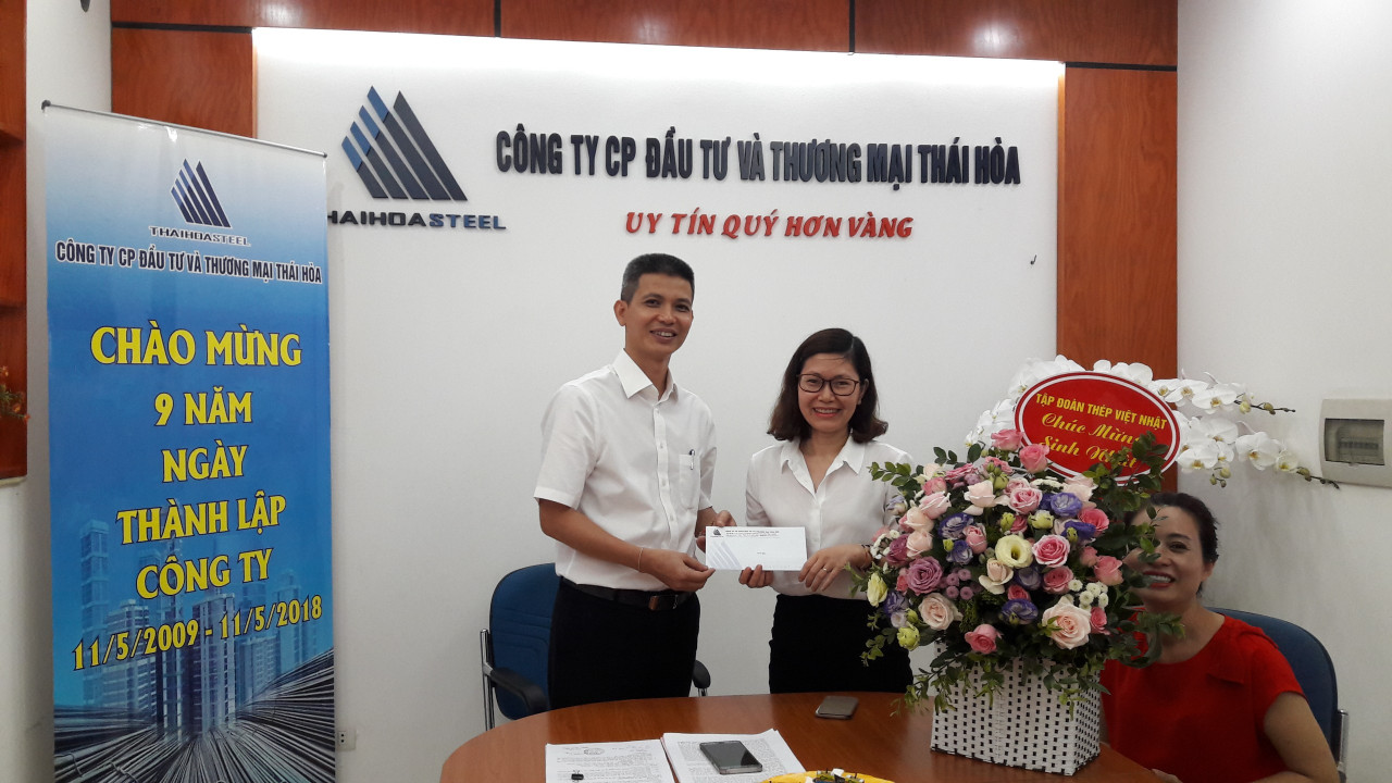 Giám đốc trao quà cho nhóm đạt giải nhì cuộc thi viết về Thái Hòa