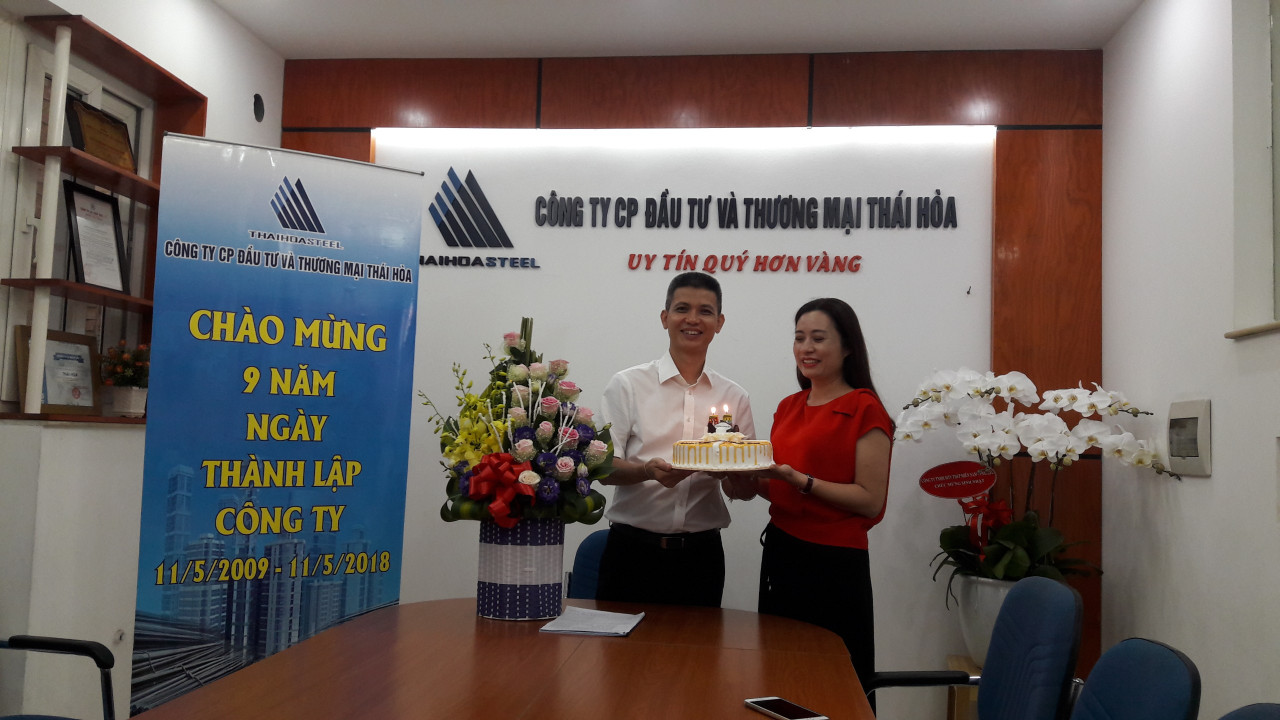 Phu nhân giám đốc chao quà chúc mừng sinh nhật giám đốc