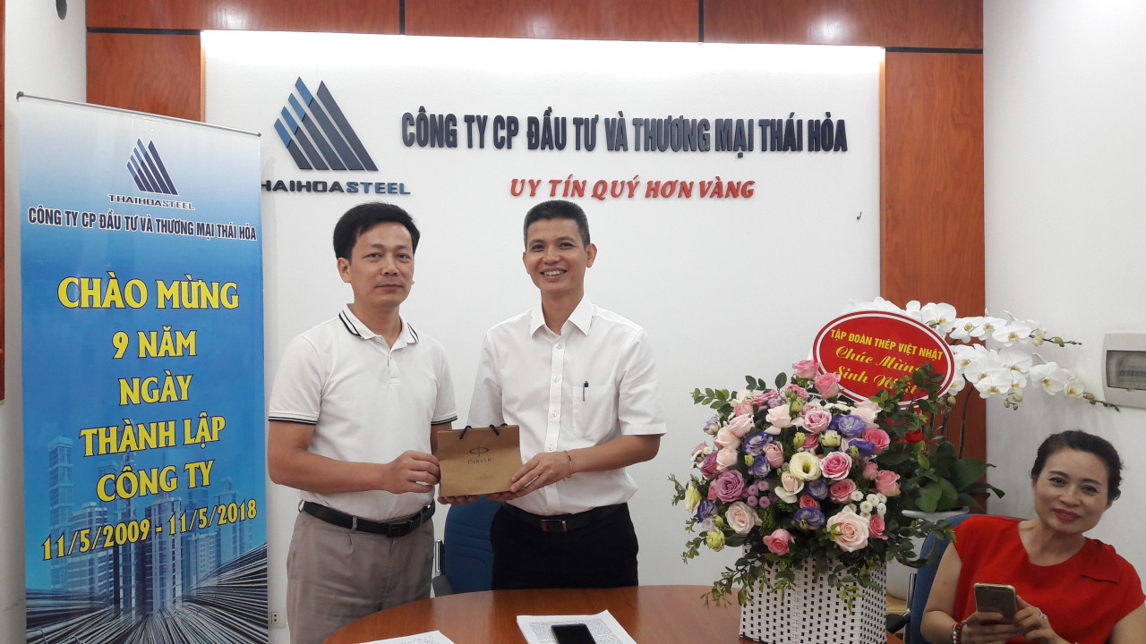 Phó Giám đốc nhân sự trao quà chúc mừng sinh nhật giám đốc