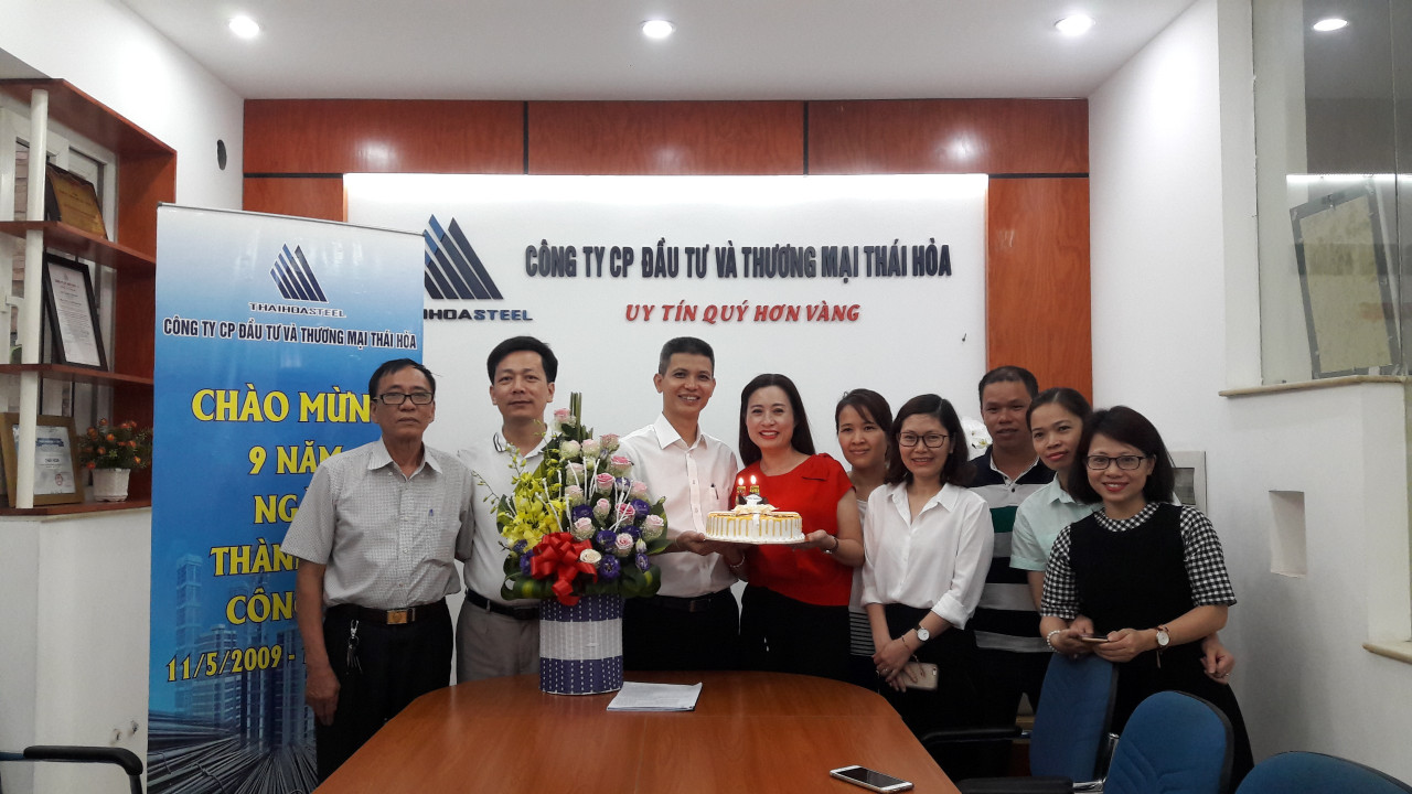 Tập thể CBCNV trao quà mừng sinh nhật Giám đốc